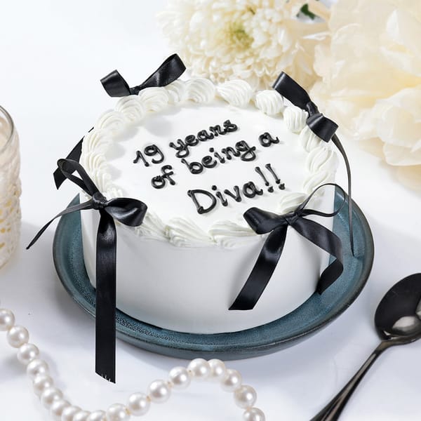 Diva Delight Personalized Birthday Cake (Half Kg)