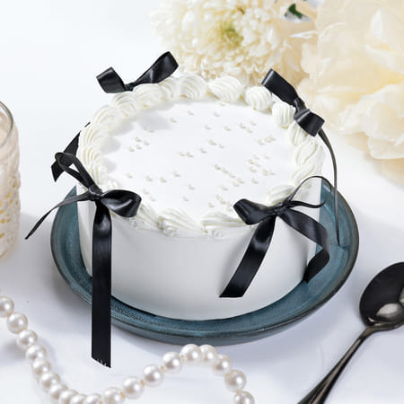 Classy Pearl & Ribbon Cake (Half Kg)