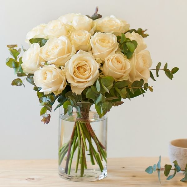 15 Short-stemmed White Roses