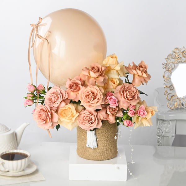 Cappucino Roses And Balloon Arrangement