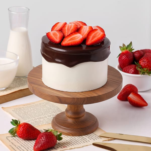 Chocolate And Strawberry Cream Cake For Valentine’s Day (500 Gm)