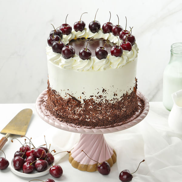 Classic Black Forest Cake Eggless (1 Kg)
