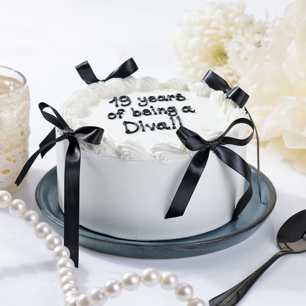 Diva Delight Personalized Birthday Cake (Half Kg)