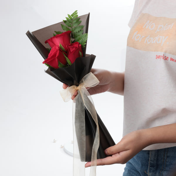 Elegant Trio Roses Bouquet