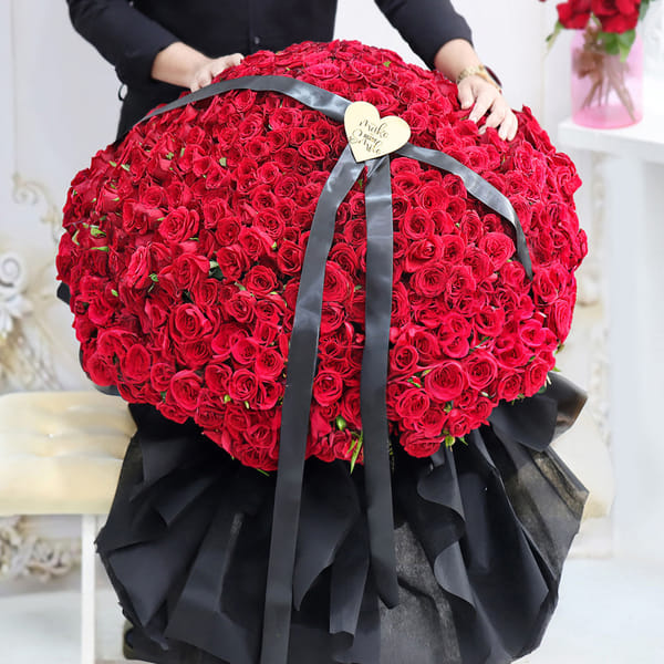 Grand Eternity 1000 Red Roses Bouquet