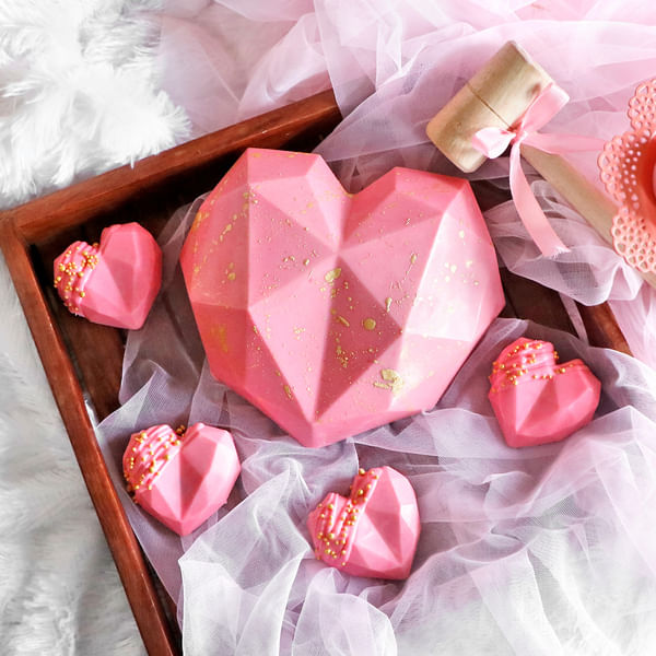 Heart Shaped Chocolate Pinata Cake (1 Kg)