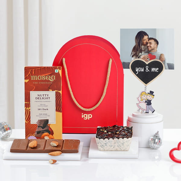 Heartfelt Memory Personalized Valentine's Day Hamper
