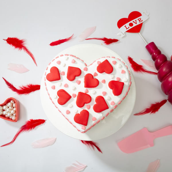 Love-filled Heart Shaped Cake (2 Kg)