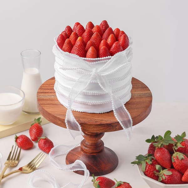 Pearl-Kissed Strawberry Cake (1 Kg)