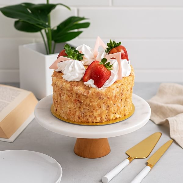 Strawberry Bliss Delight Cake (300 g)