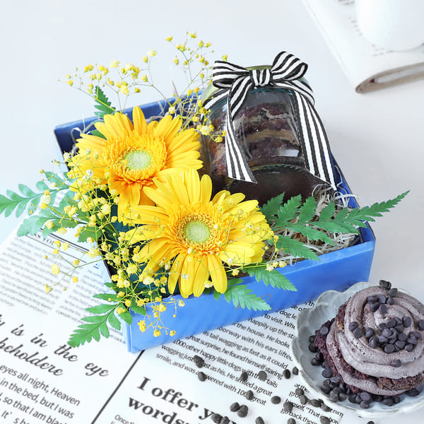 Summer Bliss Chocolate Jar Cake Hamper For Superstar Dad