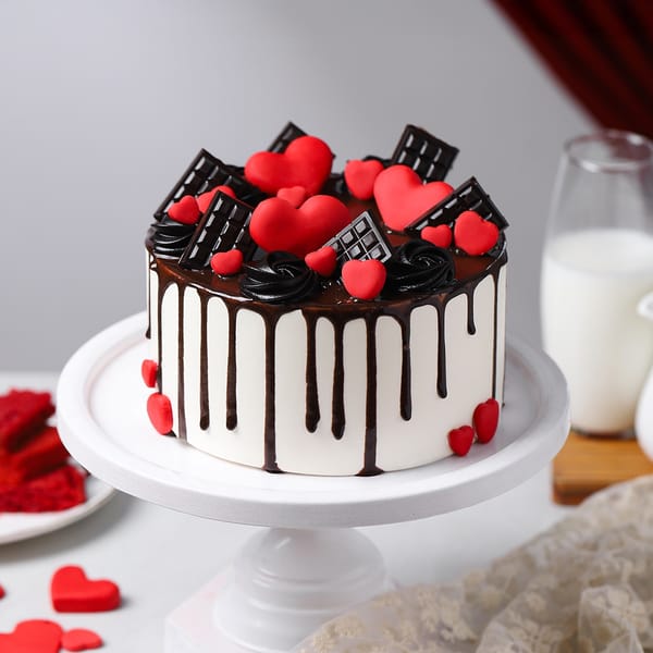 Valentines Chocolate Kiss Red Velvet Cake (750 Gm)