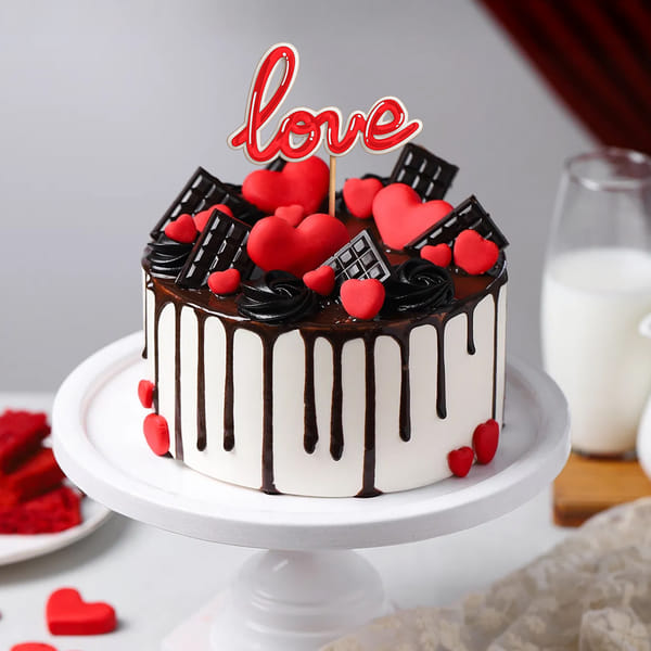 Valentines Chocolate Kiss Red Velvet Cake (750 Gm)