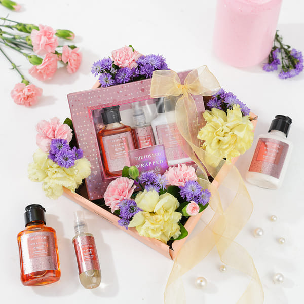 Vanilla Bath & Floral Hamper