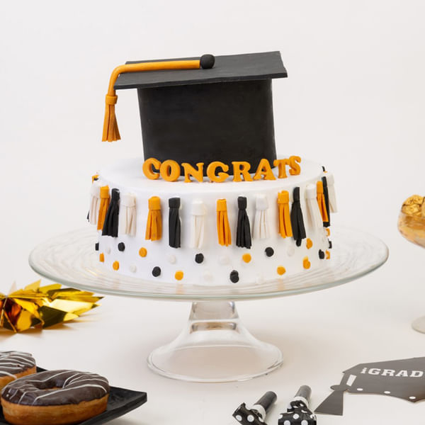 Yummy and Delightful Graduation Cake (2.5 Kg)