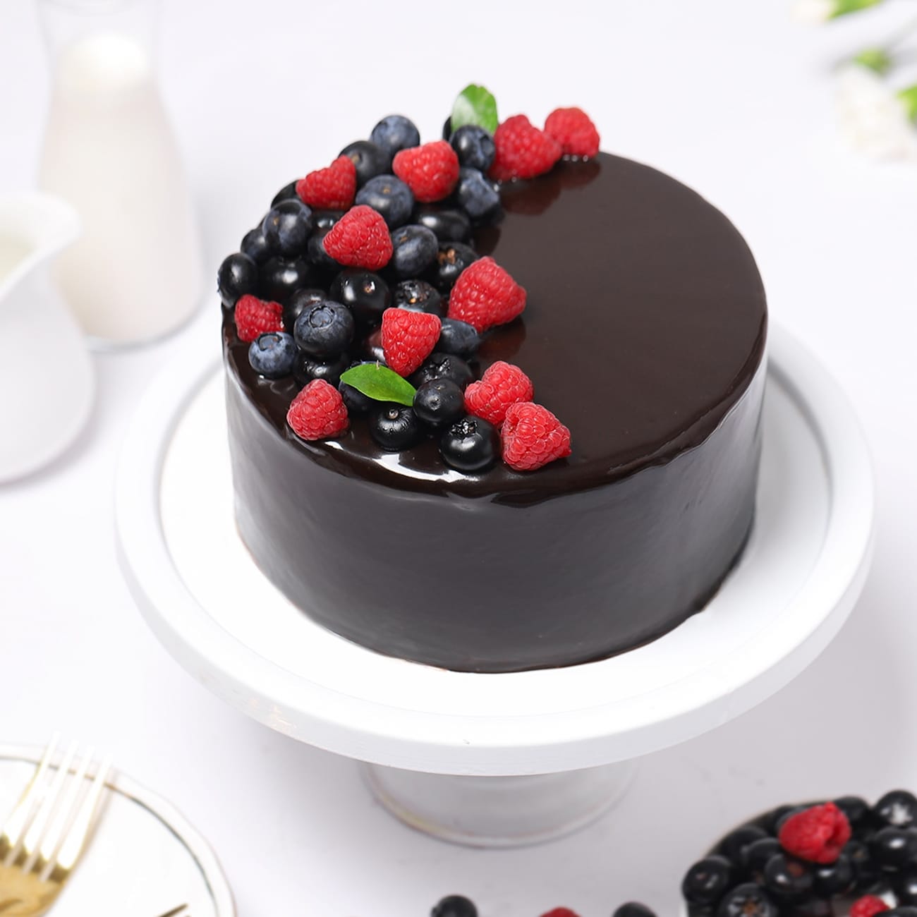 Glossy Chocolate Berry Cake (Half Kg)