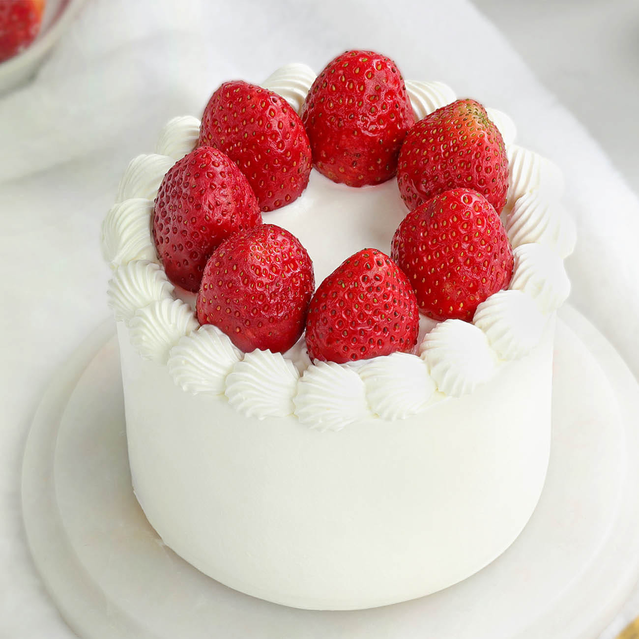 Velvety Strawberry Delight Cake (300 Gm)